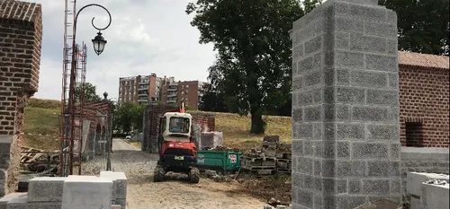 Maubeuge - La restauration exceptionnelle du mur crénelé est en cours