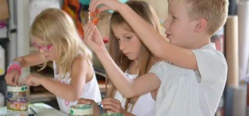 Vacances scolaires : direction le MusVerre à Sars Poteries