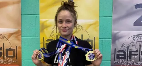 À 16 ans, Emeline Thomas rafle tout en Kick-Boxing !