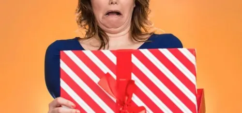 Comment réagir face à un cadeau qui ne plait pas ? Réaction avec...