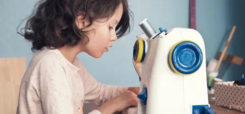 Apprendre la couture dans un atelier à Féron
