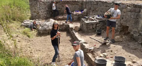 ETE:  Restaurer le château fort de Guise en mode colonie de vacances !