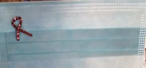 Octobre Rose : le petit noeud sur votre masque !