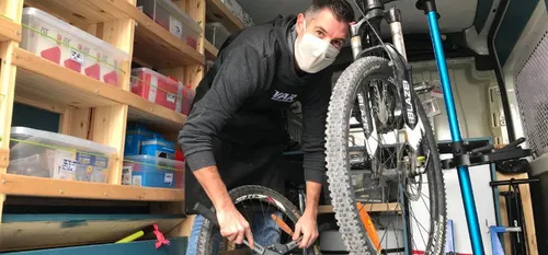 Un atelier mobile pour réparer les vélos