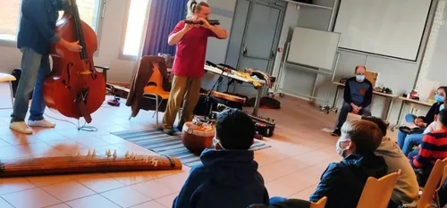 Val de Sambre - Des collégiens ont découvert des instruments du...