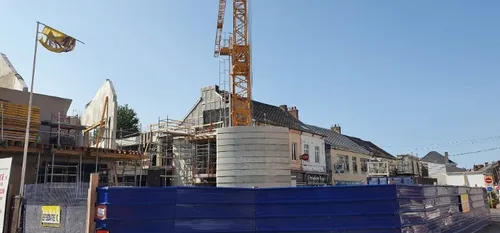 Une reprise du travail sur le chantier de construction du nouveau...