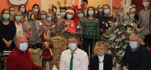 Les familles offrent des cadeaux aux personnels de la Villa Senecta