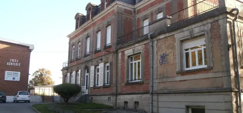 Covid-19 : la fermeture de 2 établissements scolaires à...