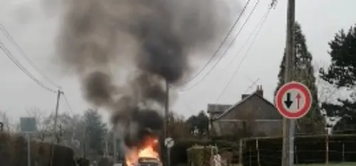 Ferrière-la-Grande - Une voiture en feu, la circulation perturbée...