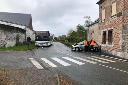 Collision entre un bus scolaire et une voiture à Le Favril