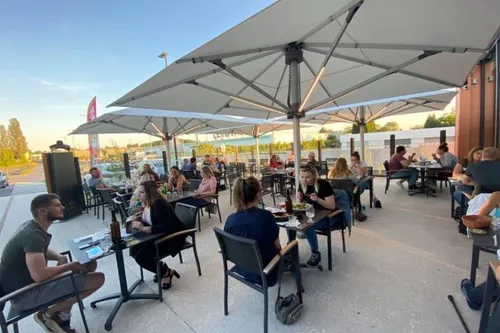 Déconfinement - Piscine, restaurant et cinéma le soir : les...