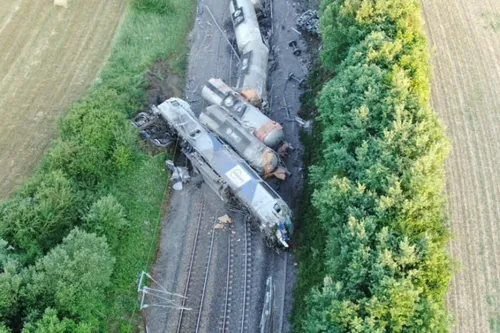 Les suites de la collision entre un convoi exceptionnel et un train...
