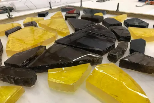 Hautmont, Chapelle St Eloi - Les vitraux en dalles de verre en...