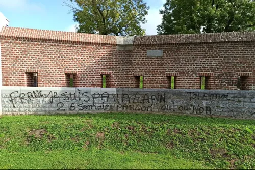 Des tags sur le mur crenelé des Remparts Vauban de Maubeuge,...