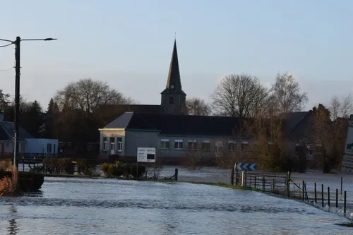 L’Helpe est passée au dessus de la route à Cartignies