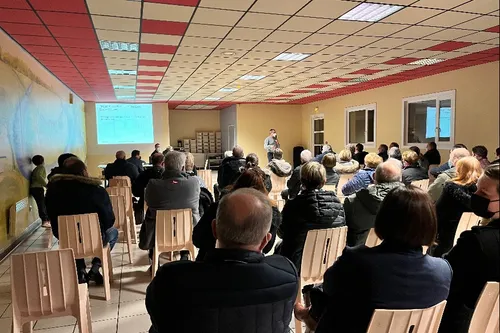 Éoliennes à Bachant, Leval, Monceau - Une réunion publique animée