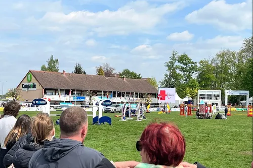 La cavalière qui a lourdement chuté au Jumping « va bien »
