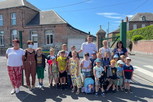 Benjamin Pavard en visite surprise hier à l’école de...