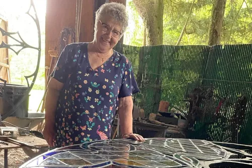 Une Vitrailliste amateur octogénaire rajeunit la rosace de l'église...