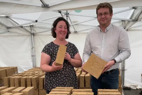 Gommegnies : Il reste 800 briques d’argile-paille à fabriquer, le...