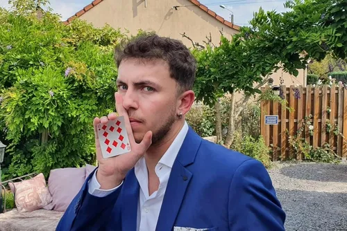 Quant Hugo Boulogne, le magicien bluffant de Bachant, prend son...