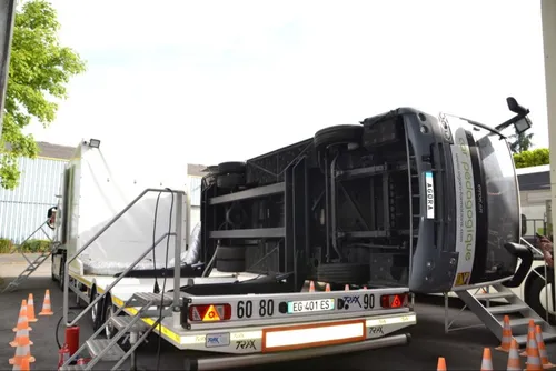 Un car qui bascule pour que boucler sa ceinture de sécurité...