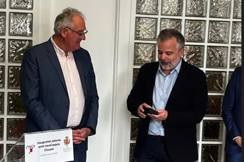 Hautmont – Le Maire de Mouvaux Eric Durand, reçoit la médaille de...