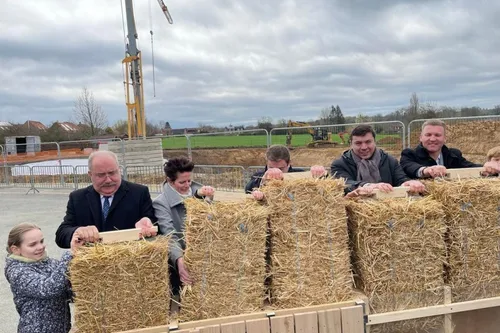 Des ballots de paille pour isoler la future extension de l'école à...