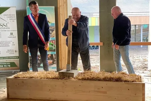 Fourmies :  la pose symbolique de la dernière botte de paille...