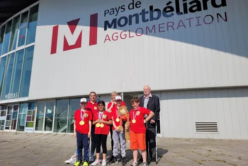 Carton plein pour les jeunes Carabiniers de Maubeuge, aux...