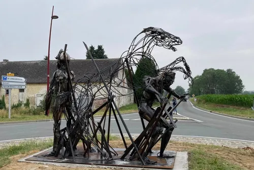 Une oeuvre sculptée de symboles à Taisnières-sur-Hon