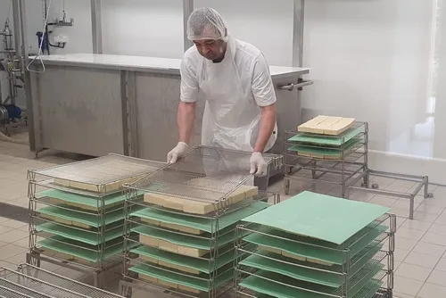 Féron : une nouvelle fromagerie pour la production du maroilles bio...