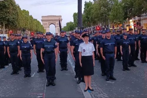 Un surveillant du Centre pénitentiaire de Maubeuge à Paris, dans le...