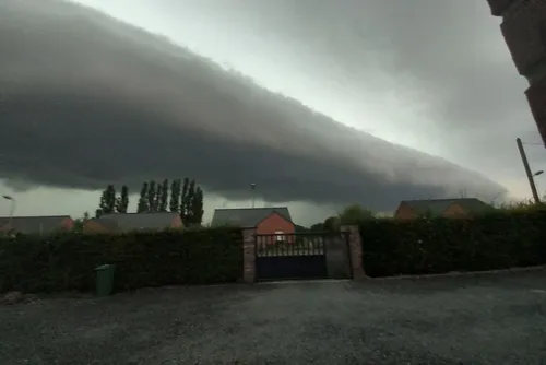 Impressionnante cellule orageuse ce matin : vos photos