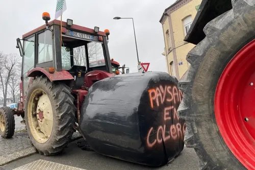 Les agriculteurs bloquent toujours, circulation déviée