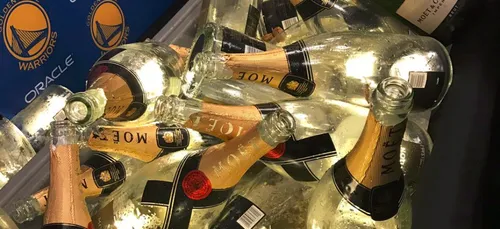 Douche au champagne pour les champions NBA,