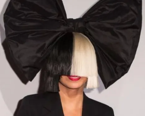 Sia : une peluche à son image