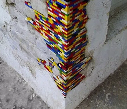 Un artiste a décidé de réparer les rues avec...