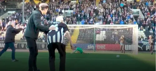 Un vieux monsieur réalise son rêve avec son équipe de foot fétiche