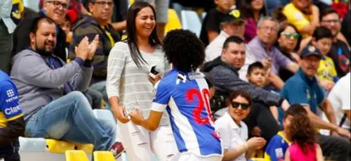 Il célèbre son but en demandant sa copine en mariage