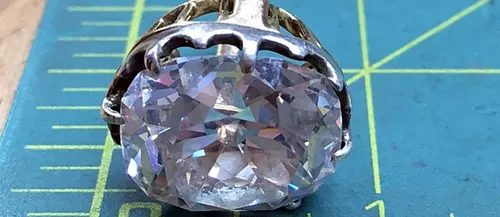 33 ans après avoir acheté une bague 11 euros, Debra découvre...