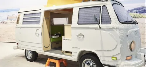 Ils reproduisent un van VW T2 taille réelle.