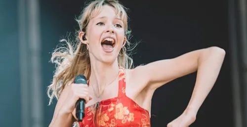 Angele, numéro un des ventes avec son album "Brol"