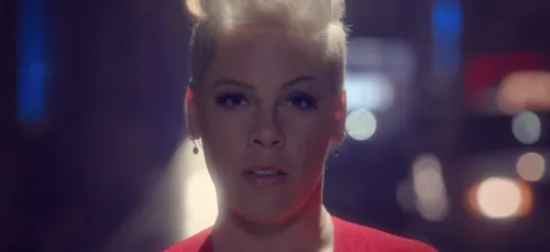 Pink dévoile le clip de « Walk Me Home »