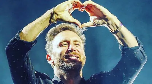 David Guetta dévoile une photo de "famille" pour annoncer son...