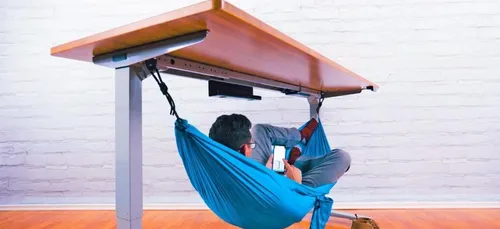 Idée de génie : un hamac pour le bureau