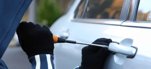 [Photos] Sa voiture a été totalement dévalisée