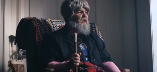 Zoom sur Tones and I - Qui est cette chanteuse qui cartonne ?