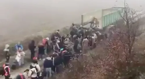 Après une panne de train, des voyageurs font le voyage dans une...
