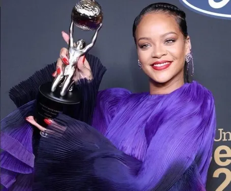 Rihanna est plus riche que la reine d'Angleterre